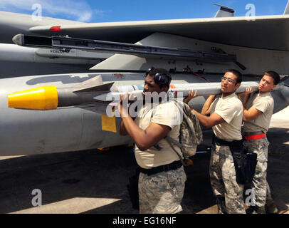 Les spécialistes de l'armement armes Airman First Class De'Marcus Kirby et Senior aviateurs Emad Hamedeyyeh et Charles Cerdena décharger un but-9X à partir d'un F-15 Eagle le 15 septembre 2010, au cours d'un exercice à la base aérienne d'Andersen, Guam. Les aviateurs sont avec le 67e Escadron de maintenance des aéronefs. Le s.. Lakisha A. Croley Banque D'Images