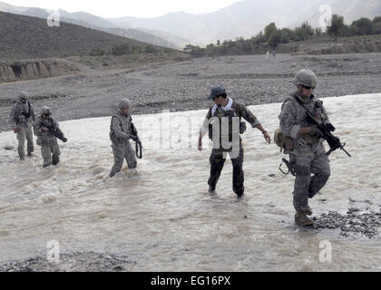 U.S. Air Force Le Lieutenant-colonel Charles W. Douglass, le commandant de l'Équipe de reconstruction provinciale de Paktya, conduit nos soldats sur le Darya-ye-Chamkani River dans le district de Patan Danda ici le 27 septembre. Les troupes de l'EPR Paktya et membres de l'Army Corps of Engineers des États-Unis bureau résident de Gardez a interrogé deux sites sur la rivière pour de futurs projets d'infrastructure. "Les ponts doivent ils être construit va connecter plusieurs villages périphériques et réduire les services et de 9,6 kilomètres de la route principale jusqu'à moins de 1 kilomètre," Douglass, un résident de Niceville, en Floride, a déclaré par courriel. "Cela ouvre ces village Banque D'Images