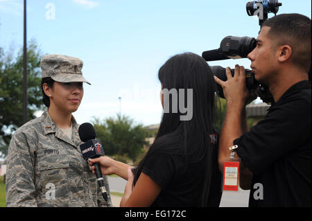 U.S. Air Force slt Victoria Porto, 1re des Affaires publiques de l'Escadre d'opérations spéciales, de discussions avec les médias au cours de la chaleur de Miami 2010 Camp d'entraînement à l'Aderholt centre de remise en forme, Hurlburt Field, en Floride, le 28 septembre 2010. C'est la première fois en 23 ans, la chaleur a pris leur camp d'entraînement sur la route. Hurlburt Field sera l'hôte de l'équipe de contingent de 44 à partir du 28 septembre, 3 octobre, 2010 par. Les joueurs et le personnel ont temps tout au long de la semaine pour visiter avec les commandos de l'air à différents centres de travail de l'ensemble de base. DoD photo par U.S. Air Force aviateur Senior Sheila deVera Banque D'Images