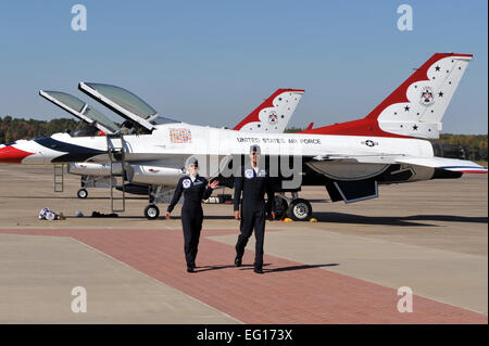 Le Major Rick Goodman, n° 5, et le capitaine Kristin Hubbard, n° 8, les deux membres de l'Armée de l'air Thunderbirds F-16, l'équipe de démonstration de marche vers la base des opérations après l'atterrissage à Little Rock AFB flightline 6 oct. Le s.. Chris Willis Banque D'Images