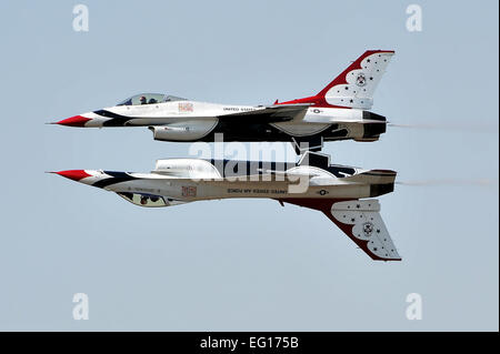 La BASE AÉRIENNE DE LITTLE ROCK, Ark. -- Air Force Thunderbirds voler dans un miroir création 10 octobre au cours de l'air show de base et open house. Thunderbird n°5 est piloté par le major natif Hot Springs Rick Goodman et n° 6 est piloté par le Capitaine Aaron Jelinek. Le s.. Chris Willis Banque D'Images