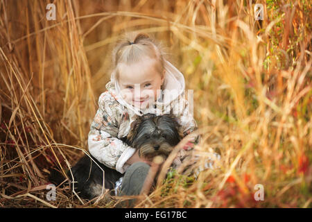 Belle fille avec le syndrome de hugs chiot Banque D'Images