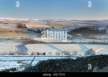 Burnsall et la rivière Wharfe en basse Wharfedale en plein hiver. Banque D'Images