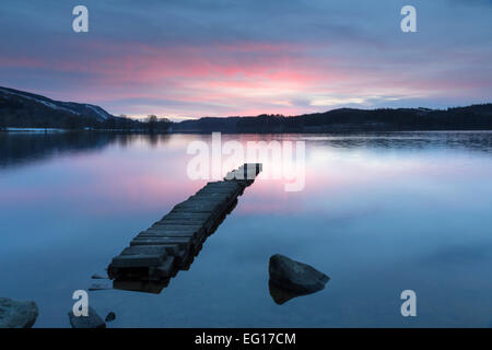 Le milieu de l'hiver le lever du soleil sur le Loch Ard, Aberfoyle, Lomond et des Trossachs, l'Écosse. Banque D'Images