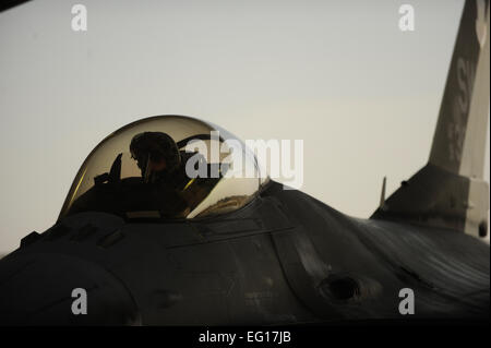 U.S. Air Force Le Capitaine Ryan 'Pabst' Wilmes, originaire d'Aurora, Illinois, prépare un F-16 Fighting Falcon pour le décollage dans le cadre de la Falcon Air Meet 2010 à la base aérienne d'Azraq, Jordanie, le 18 octobre 2010. Le capitaine Wilmes est affecté à la 77e Escadron de chasse de la Shaw Air Force Base, L.C. (le s.. Eric Harris Banque D'Images