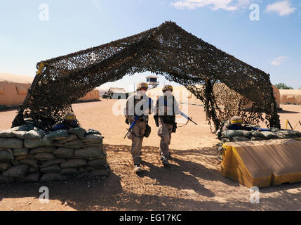 Les stagiaires de base à la porte de garde "la Bête" à Lackland Air Force Base, Texas. L'établissement privilégie les nouveaux aviateurs de combat de base et les techniques de survie dans le cadre de leur formation pour devenir de nouveaux membres de la U.S. Air Force. David Terry Banque D'Images