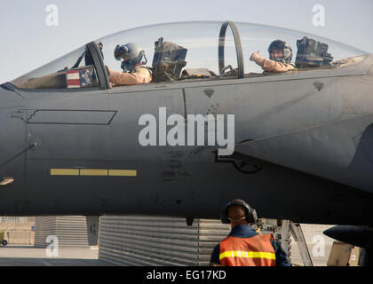 Un F-15E Strike Eagle piloté par le capitaine de l'US Air Force Frank Fryar, 336e Escadron expéditionnaire. L'Armée américaine, le général John F. Campbell, Combined Joint Task Force 101, le commandant du Commandement régional à l'Est, donne une thumbs-up après avoir volé une mission au-dessus de l'Est de l'Afghanistan. F-15 qui fournissent un appui aérien rapproché à la 101st Airborne soldats servant sur le terrain dans l'Est de l'Afghanistan. U.S. Air Force photo/Tech. Le Sgt. M. Erick Reynolds Banque D'Images