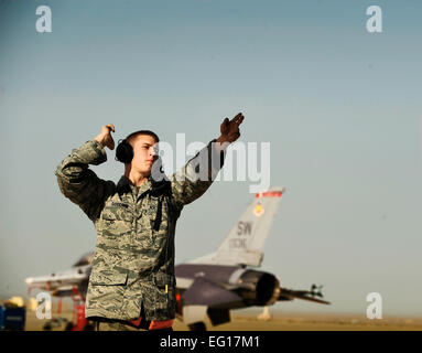 U.S. Air Force d'un membre de la 1re classe Zach Goodwin, originaire de Nashville au Tennessee, mène des maréchaux un F-16 Fighting Falcon comme il se prépare à décoller dans le cadre de la Falcon Air Meet 2010 à la base aérienne d'Azraq, Jordanie, le 21 octobre 2010. Airman Goodwin est affecté à la 77e Unité de maintenance d'aéronefs de la Shaw Air Force Base, L.C. (le s.. Eric Harris Banque D'Images