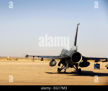 Un U.S. Air Force F-16 Fighting Falcon de taxis pour la piste pour le décollage dans le cadre de la Falcon Air Meet 2010 à la base aérienne d'Azraq, Jordanie, le 21 octobre 2010. Le but de la Falcon Air Rencontrez est d'améliorer les relations militaires et opérations aériennes conjointes. Le s.. Eric Harris Banque D'Images