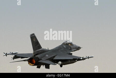 Un U.S. Air Force F-16 Fighting Falcon du 77e Escadron de chasse prend son envol dans le cadre de la Falcon Air Meet 2010 à la base aérienne d'Azraq, Jordanie, le 21 octobre 2010. Le but de la Falcon Air Rencontrez est d'améliorer les relations militaires et opérations aériennes conjointes. Le s.. Eric Harris Banque D'Images