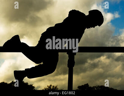 Les cadres supérieurs de l'US Air Force Airman Daniel échelles ouest un obstacle le 22 octobre 2010, au cours de la Cours de chef de combat au Camp Bullis, Texas. Le s.. Jonathan Snyder Banque D'Images