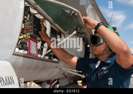 L'Aviation de l'US Navy de troisième classe Mécanicien structurels Frankland Omier, stationné au Naval Air Station Oceana, Virginia Beach, VA, effectue les contrôles normaux après un F-18 Super Hornet revient d'une mission de formation de soutien de combat au cours de la 2010 Falcon Air Rencontrez, le 26 octobre 2010, Muwaffaq Salti Air Base, la Jordanie d'Azraq. Le Falcon Air rencontrez est une compétition amicale centrée sur le F-16 Fighting Falcon. Les unités F-16 sont venus de Jordanie, les EAU et l'US Air Force de la 20e Escadre de chasse, Shaw Air Force Base, SC. D'autres participants comprenaient une unité Mirage du Pakistan et d'un F-18 de l'US Navy à partir de l'unité Banque D'Images