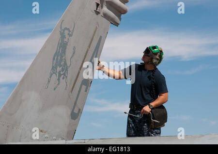 L'Aviation de l'US Navy de deuxième classe Mécanicien structurels Jimmy Martinez, stationné au Naval Air Station Oceana, Virginia Beach, VA, effectue les contrôles normaux après un F-18 Super Hornet revient d'une mission de formation de soutien de combat au cours de la 2010 Falcon Air Rencontrez, le 26 octobre 2010, Muwaffaq Salti Air Base, la Jordanie d'Azraq. Le Falcon Air rencontrez est une compétition amicale centrée sur le F-16 Fighting Falcon. Les unités F-16 sont venus de Jordanie, les EAU et l'US Air Force de la 20e Escadre de chasse, Shaw Air Force Base, SC. D'autres participants comprenaient une unité Mirage du Pakistan et d'un F-18 de l'US Navy à partir de l'unité Banque D'Images