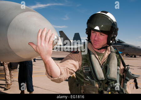 US Marine Corps Grands Nickless Johnson, stationné gare sur l'USS Harry S. Truman, inspecte son porte-avions F-18 Super Hornet avant de décoller pour une mission de formation au cours de la 2010 Falcon Air Rencontrez, le 26 octobre 2010, Muwaffaq Salti Air Base, la Jordanie d'Azraq. Le Falcon Air rencontrez est une compétition amicale centrée sur le F-16 Fighting Falcon. Les unités F-16 sont venus de Jordanie, les EAU et l'US Air Force de la 20e Escadre de chasse, Shaw Air Force Base, SC. D'autres participants comprenaient une unité Mirage du Pakistan et d'une unité de l'US Navy F-18 de l'USS Harry S. Truman. Tous étaient en concurrence dans le FIF Banque D'Images