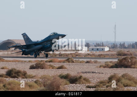 L'US Air Force F-16 Fighting Falcon de la 20e Escadre de chasse, Shaw Air Force Base, SC, des terres après une mission de formation au cours de la 2010 Falcon Air Rencontrez, le 26 octobre 2010, Muwaffaq Salti Air Base, la Jordanie d'Azraq. Le Falcon Air rencontrez est une compétition amicale centrée sur le F-16 Fighting Falcon. Les unités F-16 sont venus de Jordanie, les EAU et l'US Air Force de la 20e Escadre de chasse, Shaw Air Force Base, SC. D'autres participants comprenaient une unité Mirage du Pakistan et d'une unité de l'US Navy F-18 de l'USS Harry S. Truman. Tous étaient en concurrence dans le cinquième événement annuel organisé par la Jordanie et le Royal Jordanie Banque D'Images