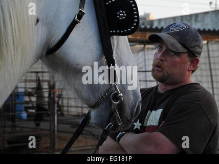 Après Poncho, une sucette Carriage Company cheval, jette un ajustement, transport diver Eric Kline rappelle à son cheval d'être patient, le 27 octobre 2010, à la société de transport "lollypop" d'équitation dans le centre-ville de San Antonio, Texas. Kline a travaillé avec son nouveau cheval, Poncho, lui montrer comment obéir à des commandes verbale et non verbale. Airman Senior Marleah Miller Banque D'Images