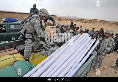 Aviateurs et soldats de l'Équipe de reconstruction provinciale Zabul décharger des fournitures d'aide humanitaire pour le village de Mogul Zai, province de Zabul, Afghanistan, le 29 octobre 2010. Les aides se composent de matériaux et de fournitures et de vêtements d'hiver. Le s.. Brian Ferguson Banque D'Images