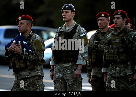 Les membres militaires avec le 320th Special Tactics Squadron livrer le drapeau américain à la garde d'honneur de Kadena au jour des anciens combattants cérémonie d'observation après avoir terminé un mémorial sur Kadena Air Base, Okinawa, Japon, le 11 novembre, 2010. Le s.. Christopher Hummel Banque D'Images