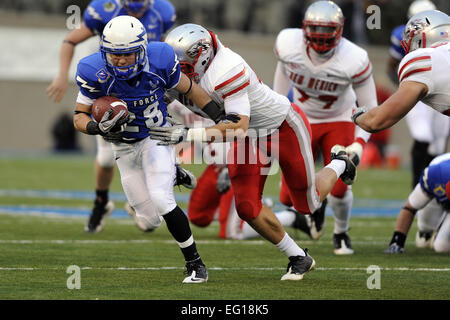 U.S. Air Force en deuxième année d'exécution retour Cody Getz yardage gains durant la première moitié des mesures contre le Nouveau Mexique Lobos à Falcon Stadium à Colorado Springs, Colorado, le 13 novembre 2010. Les Falcons défait Nouveau Mexique 48-23. Air Force photo de Mike Kaplan Banque D'Images