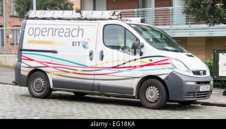 BT Openreach réparation internet van avec un ingénieur fixant la connexion Internet Banque D'Images