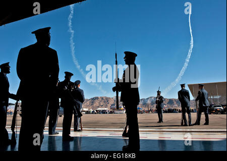 L'US Air Force sur la garde d'honneur de l'équipe de drill Bolling Air Force Base, D.C., prépare dans un hangar avant un spectacle le 13 novembre 2010. La performance faisait partie de la Nation d'Aviation 2010 Open House de Nellis. Le week-end événement est une occasion pour la communauté de Las Vegas pour voir des démonstrations aériennes et des expositions statiques de différents avions de l'armée. Tech. Le Sgt. Michael R. Holzworth Banque D'Images