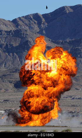 La Pyrotechnie exploser durant un Vietnam à la reconstitution de l'époque de l'Aviation 2010 Nellis Nation Open House le 13 novembre. La journée portes ouvertes est l'occasion pour la communauté de Las Vegas pour voir des démonstrations aériennes et des expositions statiques de différents avions de l'armée. Navigant de première classe Matthieu Lancaster Banque D'Images