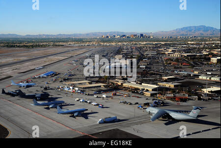 Vue aérienne d'une nation d'Aviation 2010, la Nellis Air Force Base Open House et annuel Las Vegas air show le 13 novembre. L'événement de deux jours raconte l'histoire de l'aviation américaine et salue les récentes réalisations de l'armée américaine dans les opérations à travers le monde grâce à de nombreuses expositions militaires et civils. Une centaine d'aéronefs, couvrant tout, depuis les premiers jours de l'aviation à certains de la plus nouvelle technologie de l'aviation militaire, sont prévues sur l'affichage. Le sergent-chef. Kevin J. Gruenwald Banque D'Images