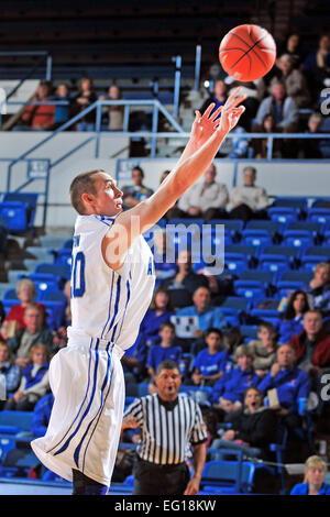 U.S. Air Force Academy Senior de l'avant Tom Fow va pour 3 de ses 14 points dans le cadre de l'ouverture à domicile Falcons contre l'Université du Colorado, Colorado Springs à l'UCCS Clune Arena le 14 novembre 2010. Les Falcons UCCS défait 66-53 derrière une attaque offensive équilibrée qui comprend 42 pour cent de tir 3 points et d'un avare qui s'est tenue à la défense UCCS à seulement 1 des 14 de derrière l'arc. Bill Evans Banque D'Images