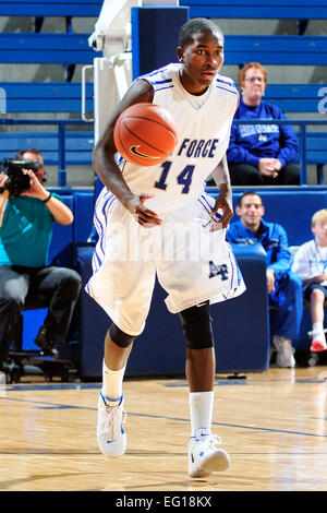 U.S. Air Force Academy Deuxième guard Mike Lyons, marche le ballon la cour pendant les faucons d'ouverture à domicile contre l'Université du Colorado, Colorado Springs à l'UCCS Clune Arena le 14 novembre 2010. Les Falcons UCCS défait 66-53 derrière une attaque offensive équilibrée qui comprend 42 pour cent de tir 3 points et d'un avare qui s'est tenue à la défense UCCS à seulement 1 des 14 Tournage de derrière l'arc. Lyons avait un jeu des 17 points pour les Falcons. Bill Evans Banque D'Images