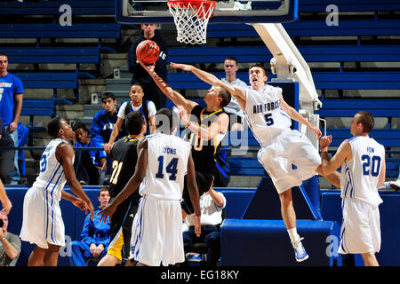 U.S. Air Force Academy Deuxième guard Mike Fitzgerald va pour le bloquer contre l'Université du Colorado, Colorado Springs avant Brent Jones lors de COP les faucons d'ouverture à domicile contre l'UCC à Clune Arena le 14 novembre 2010. Les Falcons UCCS défait 66-53 derrière une attaque offensive équilibrée qui comprend 42 pour cent de tir 3 points et d'un avare qui s'est tenue à la défense UCCS à seulement 1 des 14 à partir de derrière la ligne à 3 points. Bill Evans Banque D'Images