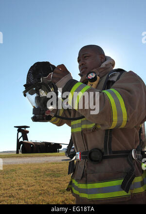 Venzant Jason, un pompier de Fort Sam Houston, se prépare à la formation d'embrasement à Lackland Air Force Base, Texas, le 16 novembre 2010. Robbin Cresswell Banque D'Images