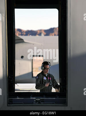 Les cadres supérieurs de l'US Air Force Airman Tony Taylor, un chef d'équipage de vol avec le 317e Escadron de maintenance des aéronefs, Dyess Air Force Base, Texas, chèques autour d'un C-130 Hercules lors d'un exercice des forces de l'air de la mobilité qui a eu lieu au cours de la formation et d'essai au Nevada, le 17 novembre 2010. Environ 40 C-17 Globemaster III et C-130 Hercules cargo) se réuniront dans les formations aériennes de mener des opérations aériennes et terrestres dans le cadre d'un bi-annuelle de l'US Air Force, l'École d'armes de l'exercice. Brett Clashman Senior Airman Banque D'Images