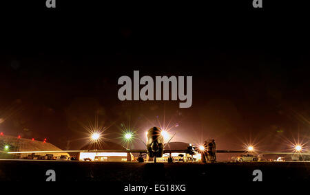 L'US Air Force UN RQ-4 Global Hawk aéronefs affectés à la 99e Escadron de reconnaissance de la Force expéditionnaire du Canada, se trouve sur la ligne de vol au cours de vérifications avant vol le 23 novembre 2010, tandis qu'ils étaient dans un endroit inconnu en Asie du Sud-Ouest. Le s.. Andy M. Kin Banque D'Images