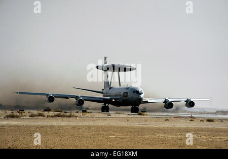 Un U.S. Air Force E-3 Sentry les avions de l'expéditionnaire 964th Airborne Air Control Squadron décolle d'un lieu inconnu, en Asie du Sud-Ouest, le 23 novembre 2010. Le E-3 est un système aéroporté d'alerte et de contrôle de type AWACS qui fournit tous les temps de surveillance, de commandement, de contrôle et de communications. Le s.. Eric Harris Banque D'Images