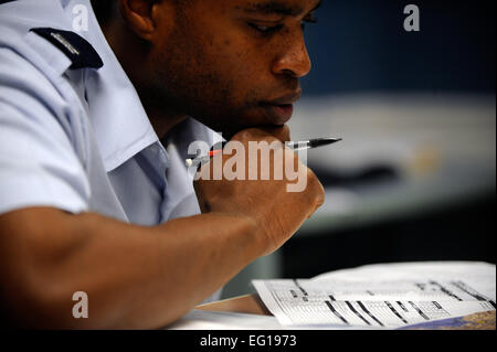 U.S. Air Force Le Capitaine Samuel McKinsey, un B-52H Stratofortress pilote désigné pour le 20e Bomb Squadron, reviews les plans de mission au cours d'une brève mission, le 29 novembre 2010, à base aérienne de Barksdale, en Louisiane McKinsey est le capitaine le commandant d'aéronef pour ses B-52H et a la responsabilité de l'équipage de l'avion. Le s.. Manuel J. Martinez Banque D'Images