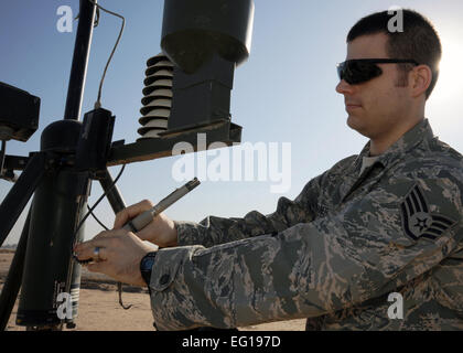 Le sergent de l'US Air Force. David drainer, une 332e groupe d'opérations expéditionnaires météorologue at Joint Base Balad, Iraq, inspecte un tracker d'humidité à l'écart le 30 novembre 2010. Le tracker permet aux prévisionnistes de déterminer les points de rosée et la quantité d'humidité dans l'air. Le sergent égouttoir est originaire de White Hall, dans l'Illinois, et est déployée à partir de la 354e Escadron d'appui aux opérations hors de Eielson Air Force Base, en Alaska. Le s.. Keyonna Fennell Banque D'Images