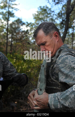 U.S. Air Force Le Général William M. Fraser III, le commandant de l'Air Combat Command, lui met un gilet pare-éclats tout en se préparant à participer à un cours de formation de combat au sol le 24 janvier 2011. Le général Fraser visité Camp Blanding, en Floride, pour obtenir une expérience de première main en cours de formation pour la qualification des aviateurs météo de bataille. Navigant de première classe Joshua Green Banque D'Images