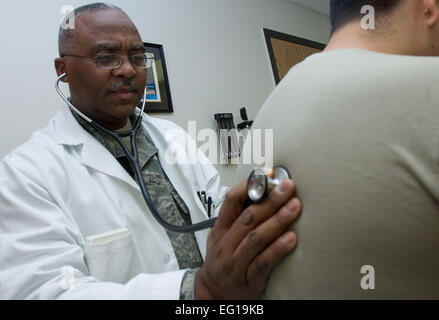 Le colonel de l'US Air Force Le Dr James Henderson, le 59e Escadron d'opérations médicales de médecine pulmonaire président, écoute la respiration d'un patient à Wilford Hall Medical Center, le 2 février 2011. Le Colonel Henderson s'occupe de beaucoup de patients qui ont une maladie pulmonaire appelée la maladie pulmonaire obstructive chronique. La maladie rend difficile pour les gens de respirer et peut être causée par le tabagisme. Crochet Corey aviateur senior Banque D'Images