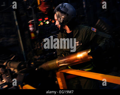 U.S. Air Force aérienne de combat AC-130U gunner Senior Airman Elisebeth Roedel du 4e Escadron d'opérations spéciales du Canada charge le canon de 105 mm, 3 février 2011, au cours d'une mission de formation locales à Hurlburt Field, en Floride, l'AC-130U Spooky "gunship" est la principale arme de Air Force Special Operations Command. Ses principales missions sont l'appui aérien rapproché, d'interdiction aérienne et de reconnaissance armés. Le modèle U est une version améliorée de l'H et est équipé de la cuisson, dresser 25 mm, 40 mm et 105 mm d'armes à feu. Le sergent-chef. Jeremy T. Lock Banque D'Images