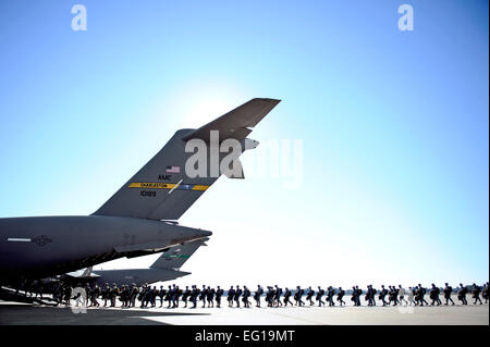 Les parachutistes de l'armée américaine de la 82e Division aéroportée se préparent à charger un U.S. Air Force C-17 Globemaster III cargo) au cours de l'exercice l'accès Opérationnel Conjoint JOAX at Pope Air Force Base, N.C., 9 février 2011. JOAX est un exercice de deux semaines qui comprend de gros paquets semaine et l'accès Opérationnel Conjoint. Il comprend la 82nd Airborne Division, U.S. Air Force C-130 Hercules et C-17 cargo) et divers autres actifs de soutien de l'Armée de l'air tels que les forces de sécurité, et le plan d'intervention, groupe de contrôle aérien tactique des membres du parti. L'exercice prépare les aviateurs et soldats de répondre à worl Banque D'Images