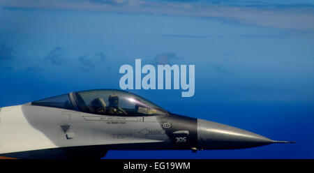 Un U.S. Air Force F-16D Fighting Falcon affecté à la 18e escadron agresseur, Eielson Air Force Base, Alaska, décolle de la base aérienne d'Andersen, de Guam, le 21 février 2011. L'US Air Force et de l'Air Force d'autodéfense japonaise conduite Faire face au nord chaque année à Andersen pour augmenter la préparation au combat et l'interopérabilité, en se concentrant sur la coordination et l'évaluation des tactiques, des techniques et des procédures. Le s.. Angelita M. Lawrence Banque D'Images