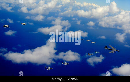 Un U.S. Air Force B-52 Stratofortress des bombardiers de la 20th Bomb Squadron expéditionnaire dirige une formation de deux F-16 Fighting Falcon avions affectés à la 18e escadron agresseur, un F-16CJ Fighting Falcon de Misawa, Japon, un F-15J Eagle à Chitose, Japon, deux Japonais d'autodéfense de l'air F-2 combattants attaque du 6e Escadron d'appui tactique, deux U.S. Navy EA-6B Prowler d'aéronefs de l'attaque électronique, un escadron de la Marine américaine E-2C Hawkeye) et un E-2C Hawkeye Japonais sur un vol sur Guam le 21 février 2011, au cours de l'exercice du Cope. L'US Air Fo Banque D'Images