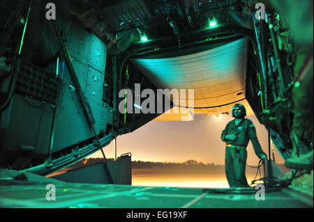 15e Escadron d'opérations spéciales, arrimeur Matt Skaggs, abaisse la rampe d'un MC-130H pendant une émeraude Warrior mission médicale. Emerald Warrior 2011 est un commandement des opérations spéciales américaines, parrainé par l'exercice multiservice conçu pour tirer parti des enseignements tirés des opérations Iraqi Freedom et Enduring Freedom à fournir formés et prêts pour les commandants de combat des forces canadiennes. Photo par SrA Tyler PlacieReleased Banque D'Images