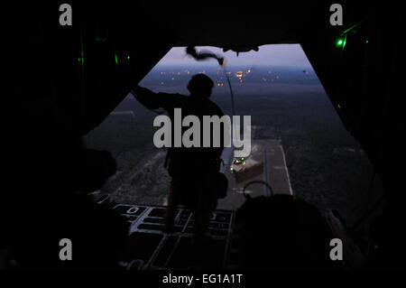 Lutter contre les étudiants de se préparer à sauter de la rampe d'un MC-130P Combat Shadow avion pendant une mission de formation de l'aérodrome de la saisie, le 2 mars, plus de la Floride à l'appui d'Emerald Warrior 2011. Emerald Warrior est un commandement des opérations spéciales américaines, parrainé par l'exercice multiservice conçu pour tirer parti des enseignements tirés des opérations Iraqi Freedom et Enduring Freedom à fournir formés et prêts pour les commandants de combat des forces canadiennes. Le Sgt Tech. Manuel J. MartinezReleased Banque D'Images