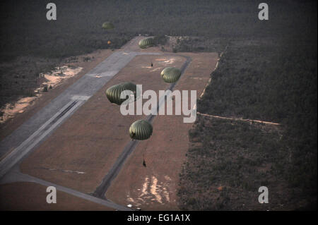 Lutter contre les étudiants du contrôleur en un terrain d'entraînement de parachutistes au cours de Emerald Warrior, le 4 mars 2011, à Hurlburt Field, Floride Emerald Warrior est un commandement des opérations spéciales américaines, parrainé par l'exercice multiservice conçu pour tirer parti des enseignements tirés des opérations Iraqi Freedom et Enduring Freedom à fournir formés et prêts pour les commandants de combat des forces canadiennes. Le Sgt Tech. Manuel J. MartinezReleased Banque D'Images