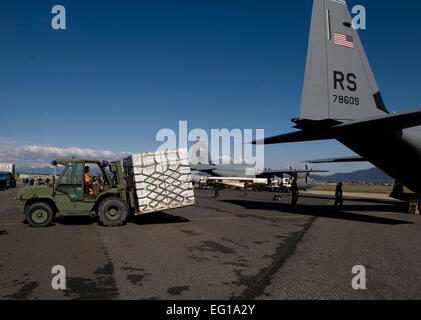 Les aviateurs américains de la 435ème escadron de la mobilité de l'air hors de la Base aérienne de Ramstein, en Allemagne, la charge des couvertures, bâches et les contenants d'eau sur C-130 à Pise, Italie. L'avion sera ensuite voler l'approvisionnement de la Tunisie, le 4 mars 2011. Les États-Unis travaille avec la communauté internationale pour répondre aux besoins humanitaires de la population libyenne et d'autres dans le pays qui ont franchi les frontières. Photo de l'Armée américaine par le sergent. Brendan Stephens Banque D'Images