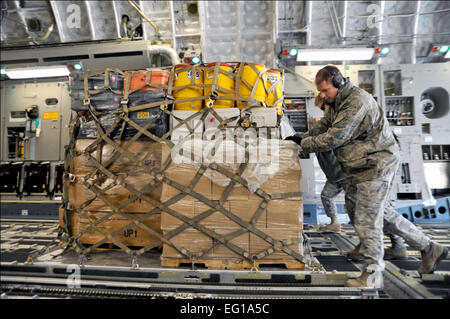 Aviateurs de l'antenne de 89e Escadron Port palettes charge sur un C-17 Globemaster III le 12 mars 2011, à Joint Base Andrews, Md. transports aériens à partir de la 89e APS aviateurs créé 14 palettes de technique Recherche et sauvetage, d'inclure l'eau gonflable swift-générateurs, bateaux de sauvetage, le sauvetage et l'équipement de coupe de tranchée. L'engrenage est transportée par le projet de loi C-17 à plus de 80 le comté de Fairfax, techniciens en recherche et sauvetage en milieu urbain, de fournir une assistance à l'effort de sauvetage après un tremblement de terre et le tsunami ont frappé le Japon le 11 mars. par la Haute Airman Perry Aston Banque D'Images