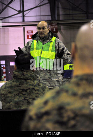 Le Lieutenant-colonel de l'US Air Force Mark Sahady, un 374e Airlift Wing aumônier, mémoires de la première vague d'American catastrophe du tsunami forces de secours à Yokota Air Base, Japon, le 12 mars 2011. Yokota est le personnel de réception, d'aéronefs et des fournitures d'appuyer les efforts de recherche et de sauvetage, comme demandé par le gouvernement du Japon. Le sergent-chef. Kimberly Spinner Banque D'Images