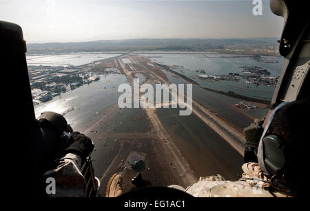 Us Air Force et de transport aérien maritime et de sauvetage sur le leadership des débris laissés à l'Aéroport de Sendai, Japon, le 13 mars 2011, à la suite d'un tremblement de terre et le tsunami qui a suivi qui a frappé le pays le 11 mars 2011. Les petits points couvrant la piste sont les véhicules laissés là après le tsunami a reculé de l'eau. Le s.. Samuel Morse Banque D'Images