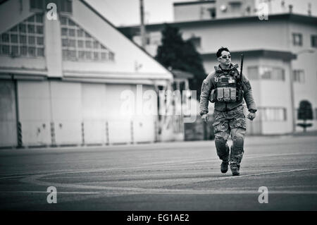 YOKOTA AIR BASE, Japon -- membre de la 320th Special Tactics Squadron de Kadena Air Base, Japon, marche à travers la piste à bord d'un HH-60G Pave Hawk ici le 15 mars. Le 320M est composée de contrôleurs de combat, pararescuemen et d'opérations spéciales les équipes de météo d'aller n'importe où et de configurer les emplacements avancés d'opérations et impromptu de pistes. Le s.. Samuel Morse Banque D'Images